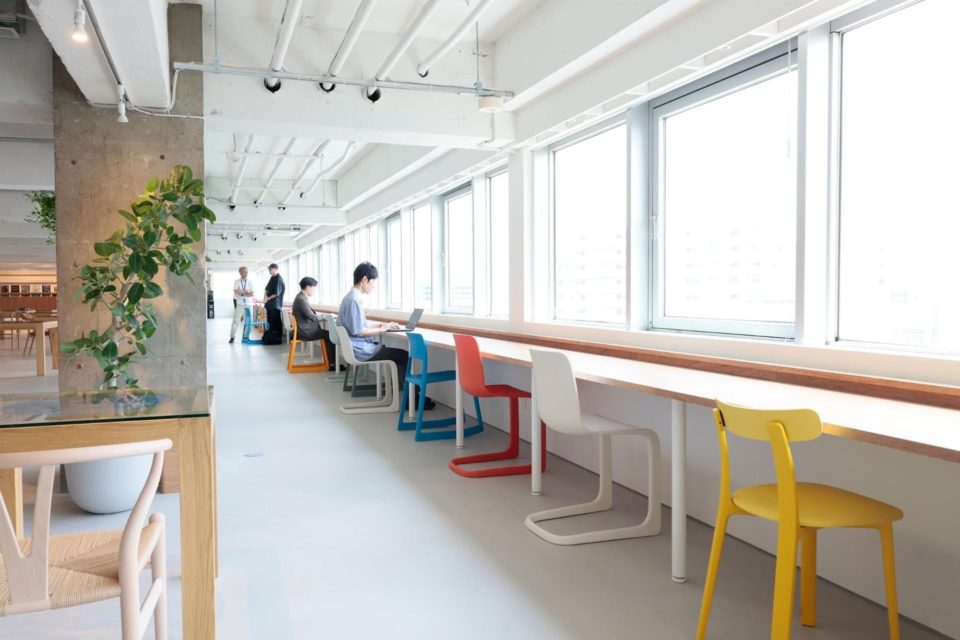 ブルーカウンターに並ぶのは、サブスクを利用した色とりどりの椅子