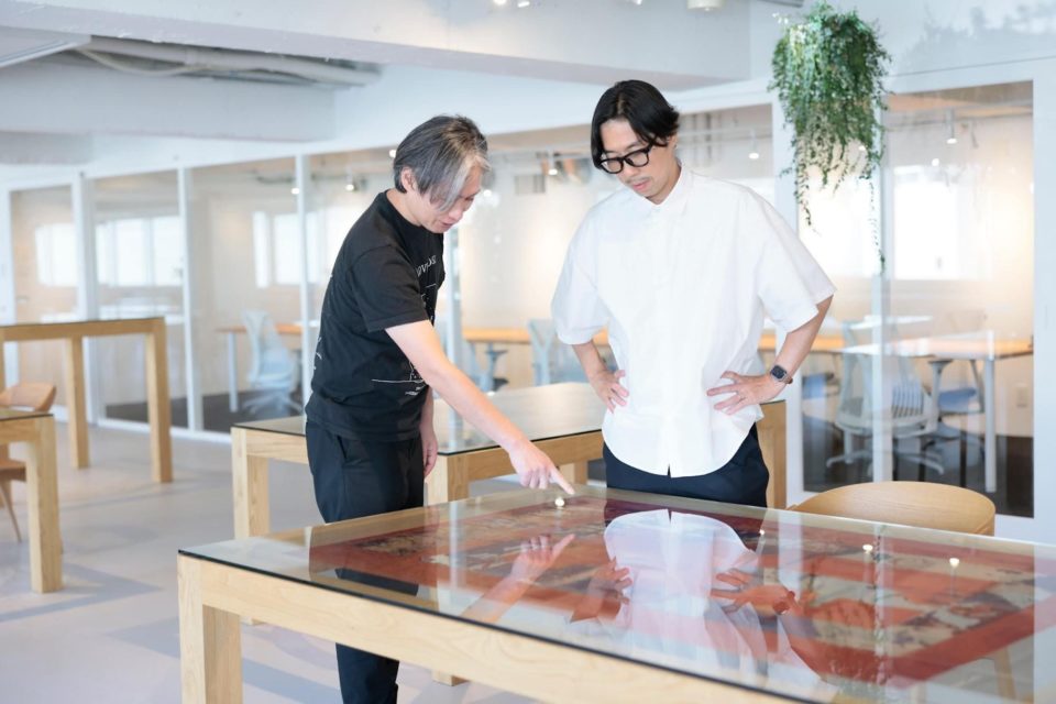 思考の軌跡が刻まれた“地図”を囲んで、空間のこれからを語る。