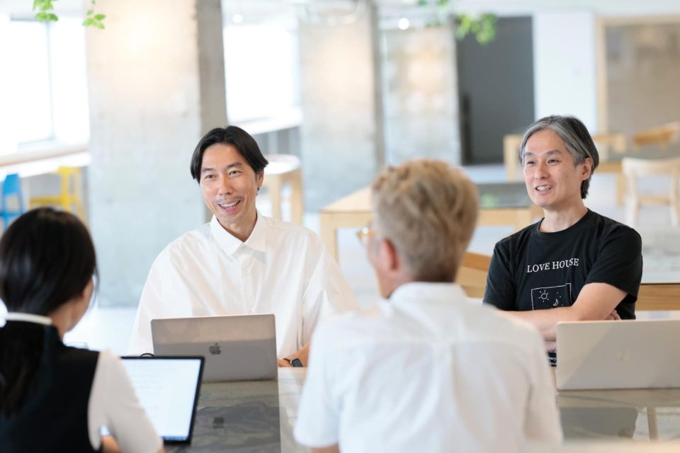 構想初期を振り返り、笑顔を見せる二人。