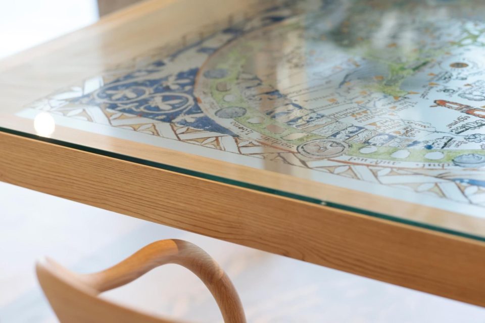 デスクにはさまざまな時代の地図が描かれている。