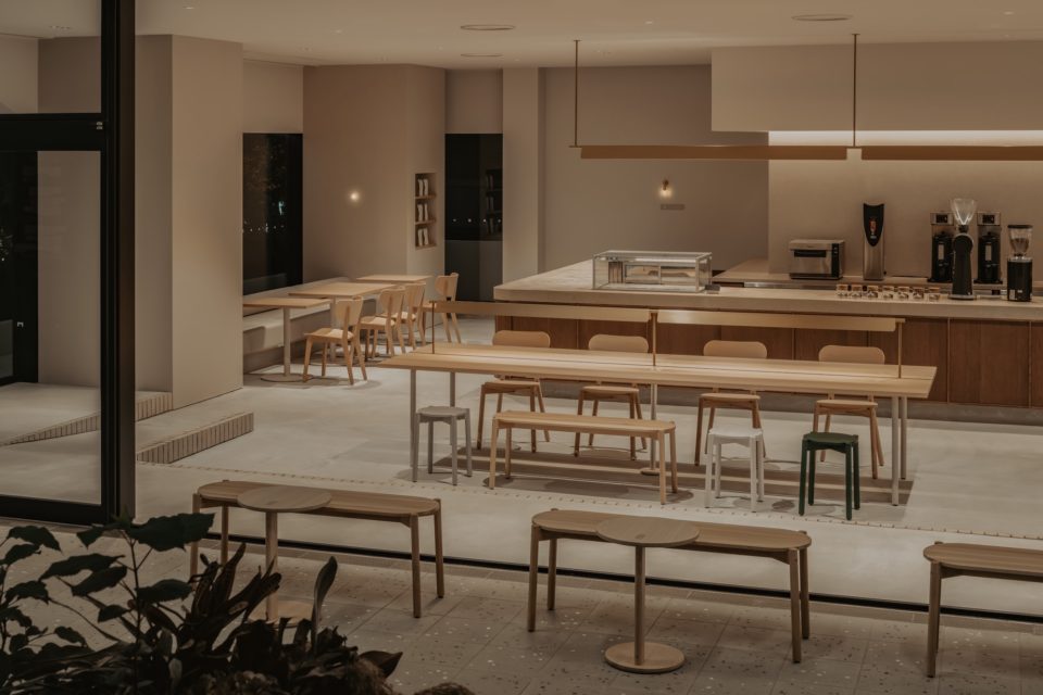 店員さんと話しやすいカウンター席、ペットフレンドリーな屋外席、作業のしやすいビックテーブルやハイテーブル、お喋りや商談でつかいやすいラウンジやブース席など