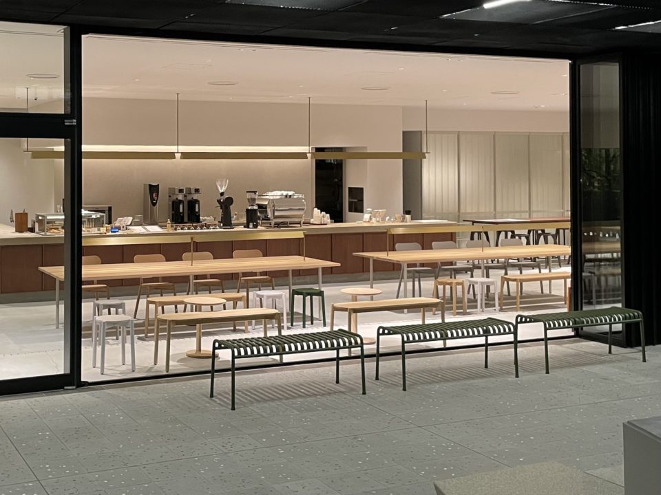 fitting boxの家具を屋外のベンチに