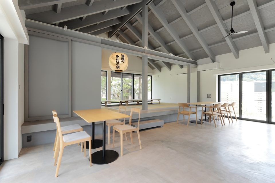 家具と能登提灯が設えられた室内。地域の暮らしに寄り添うデザイン