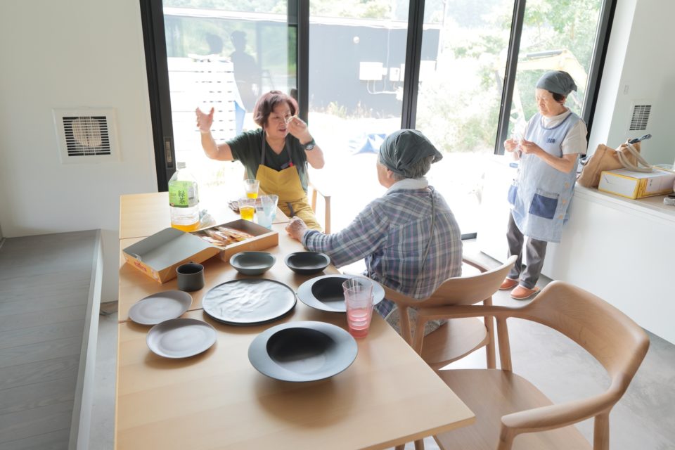 竣工式での「第1回みんなの食堂」の準備を進める地域住民の方々