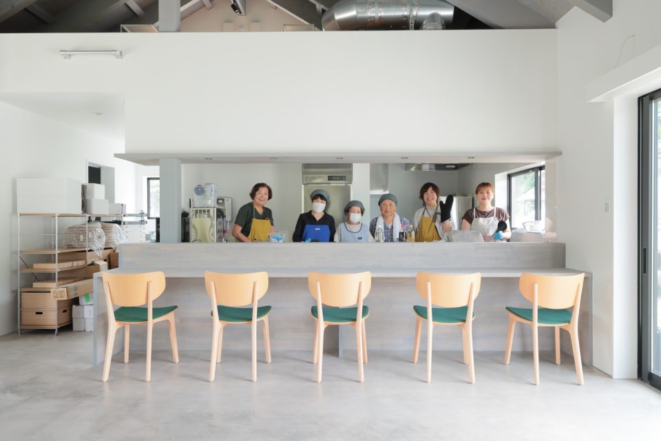 みんなの家は、地域の人々が集う食堂やイベント、伝統行事の会場として活用される