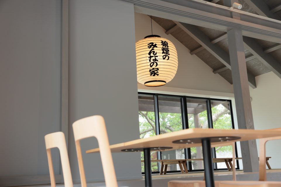 灯りと家具が重なり合い、場の雰囲気をかたちづくる