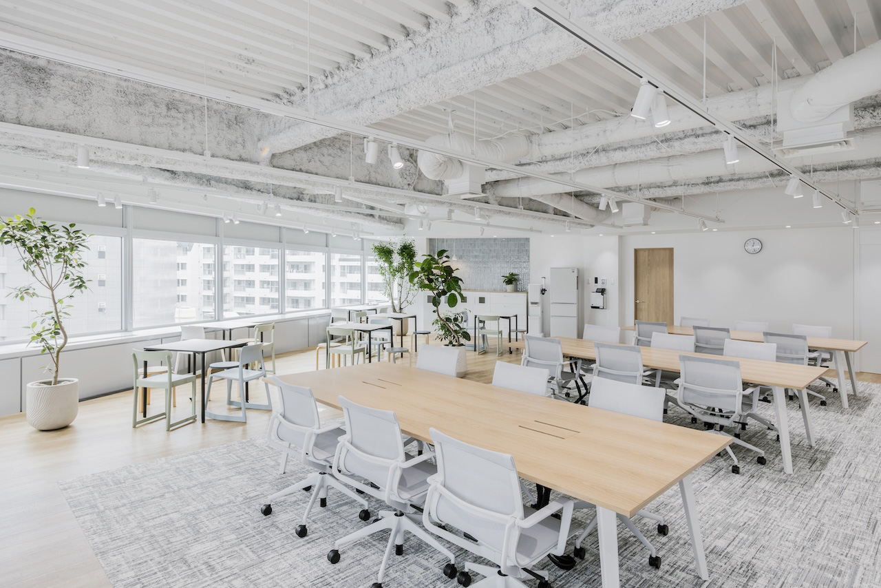 【2025年版】プロがおすすめするオフィスデスク4選｜サブスクで導入できる人気モデル